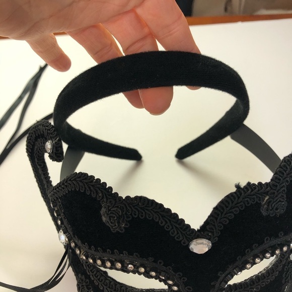 Masquerade Velvet Mask with Rhinestone detail. - Picture 4 of 8